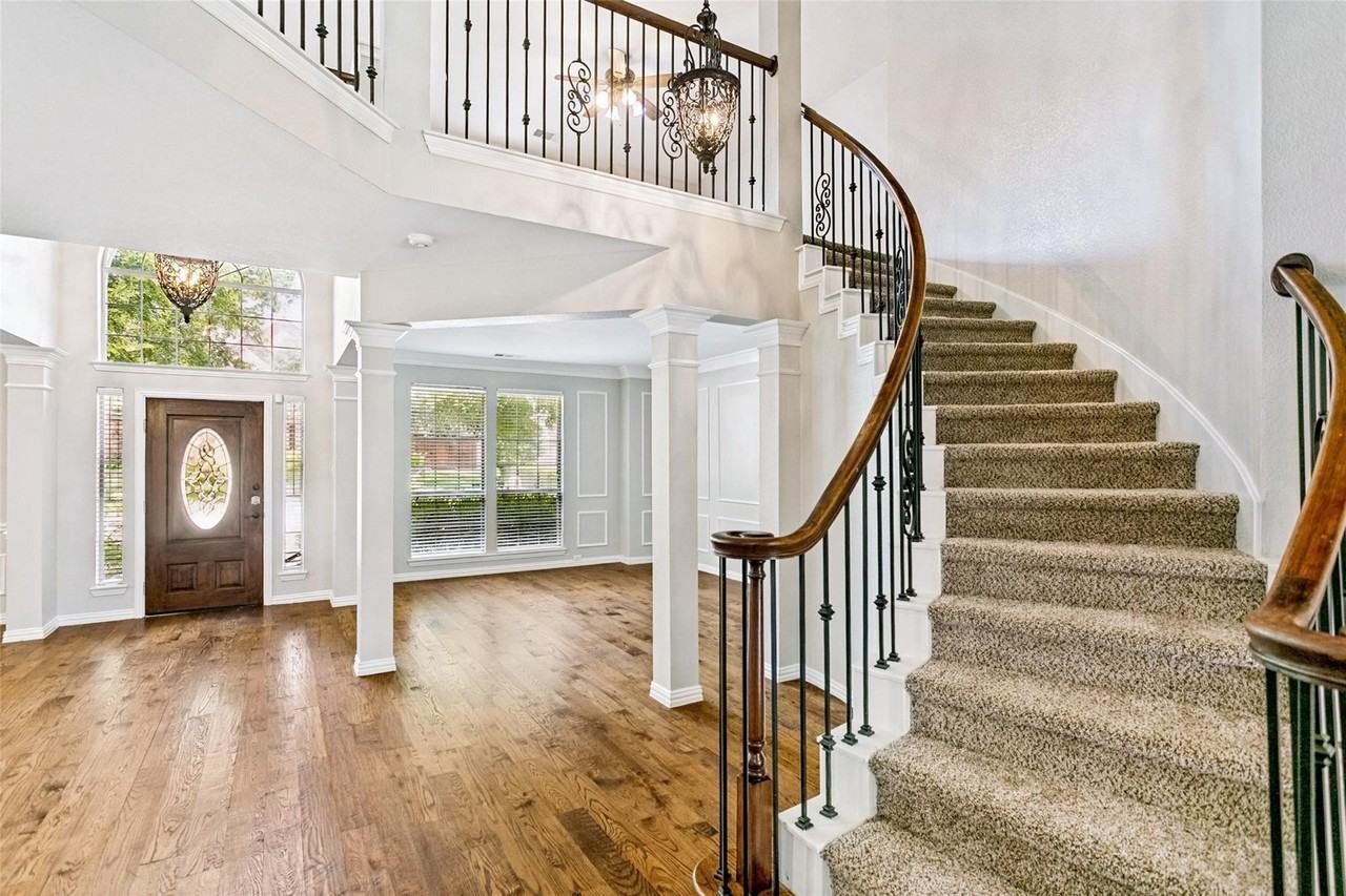 2208 Scenic Dr - Photo 2 of 36