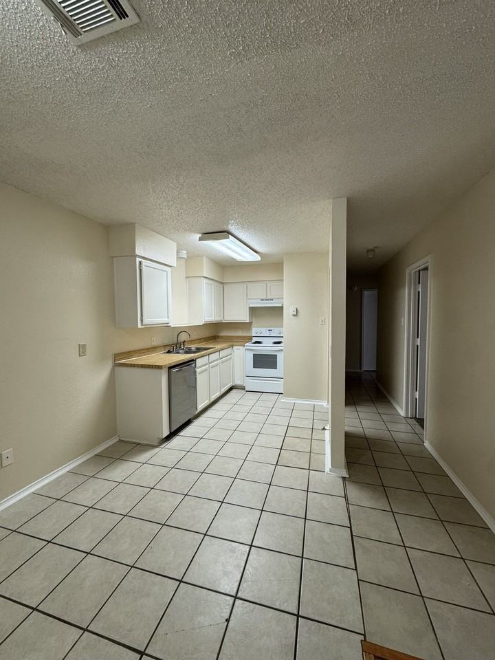 7004 Lincoln Dr - Photo 4 of 14