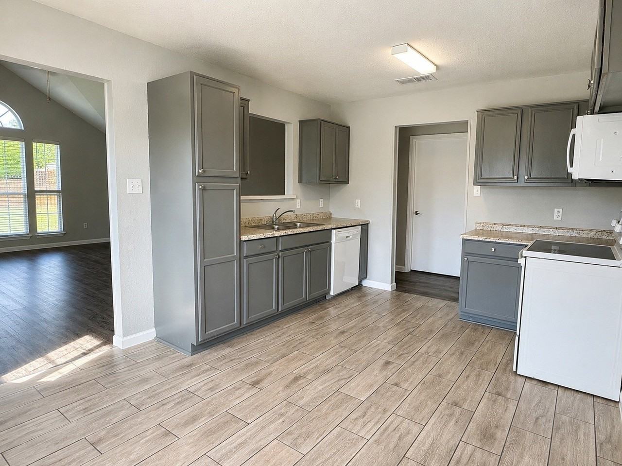 3002 Mesa Ridge Trl - Photo 4 of 20