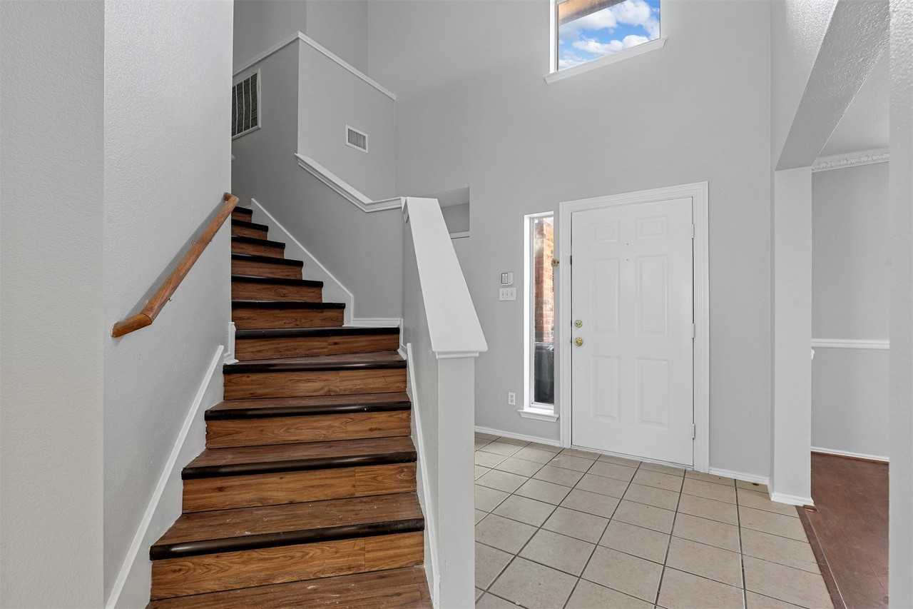 813 Jockey Club Ln - Photo 2 of 16