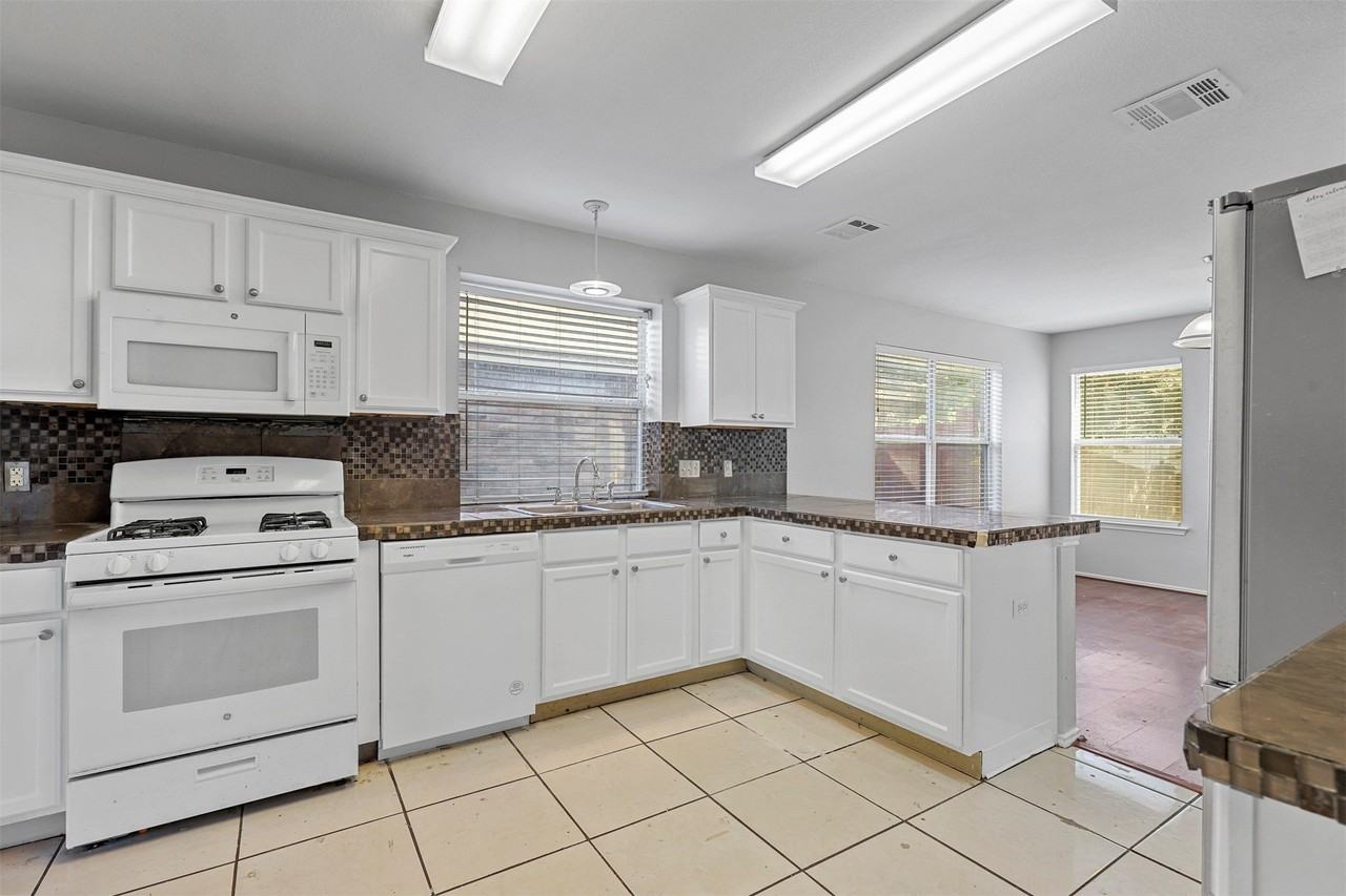 813 Jockey Club Ln - Photo 3 of 16