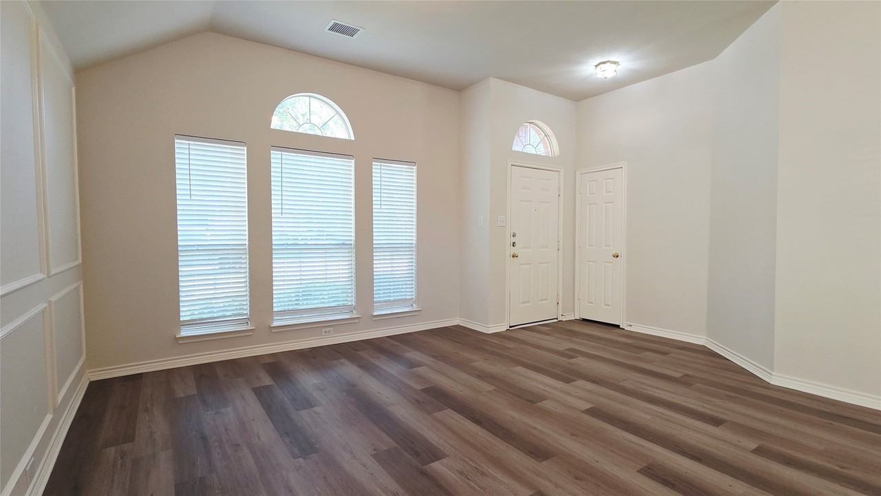 3305 Woodbluff Ln - Photo 4 of 28