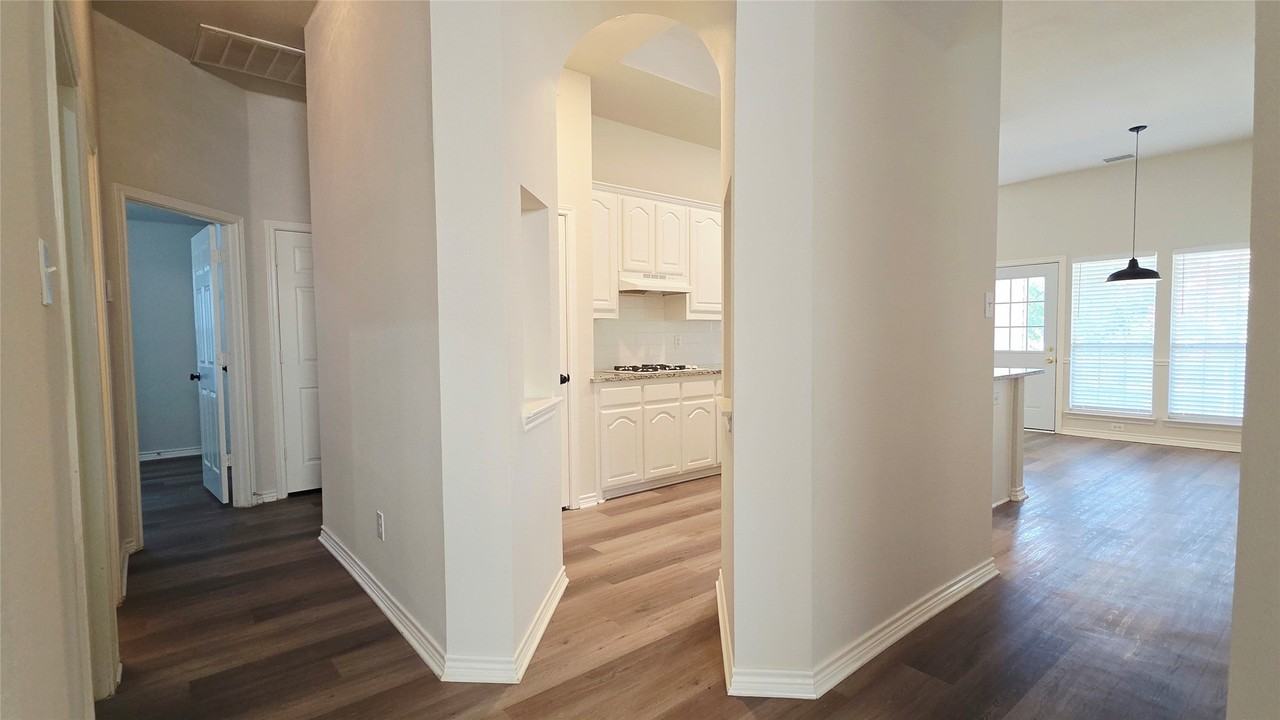 3305 Woodbluff Ln - Photo 7 of 28