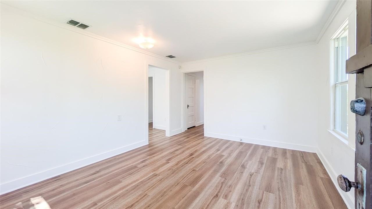 501 E 6th St - Photo 4 of 16