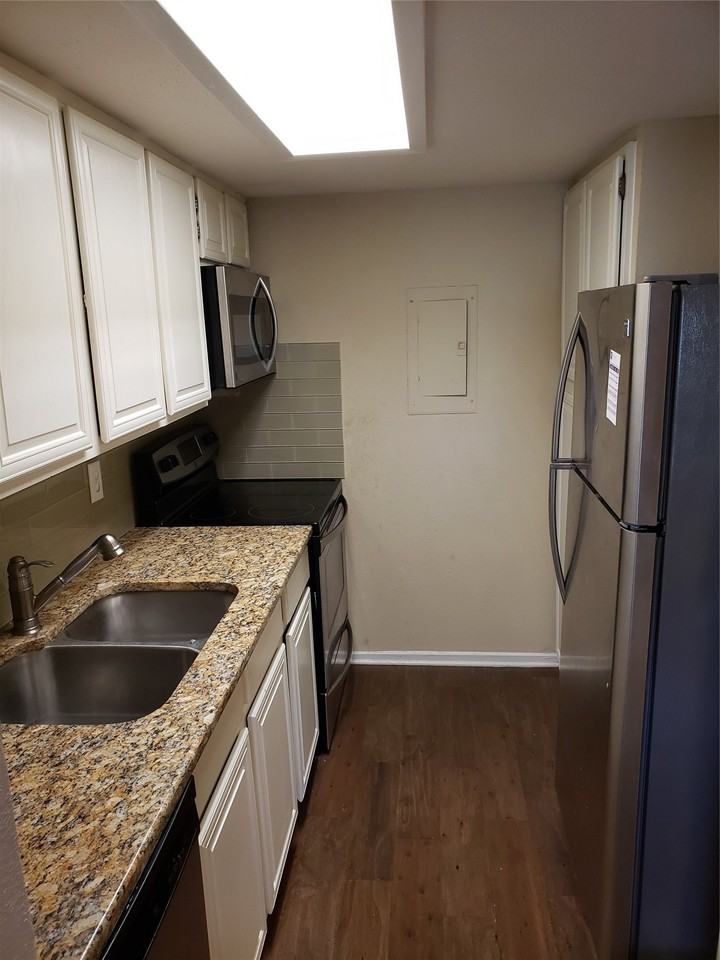 5757 Martel Ave #B10 - Photo 3 of 13