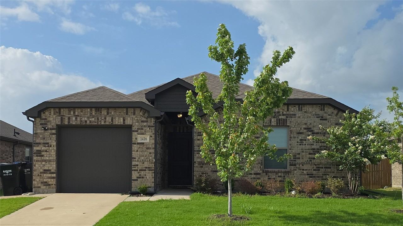 1416 Waverley Dr - Photo 2 of 20