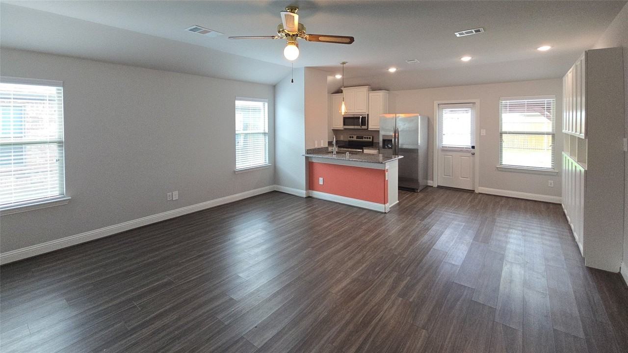 1416 Waverley Dr - Photo 4 of 20