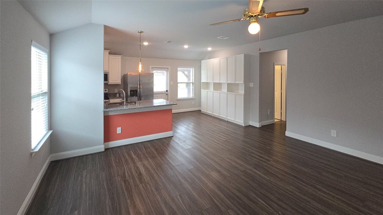 1416 Waverley Dr - Photo 5 of 20