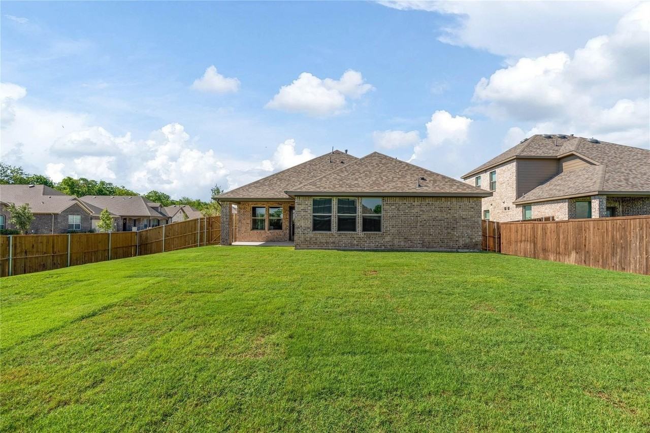 1253 Carinna Dr - Photo 5 of 32
