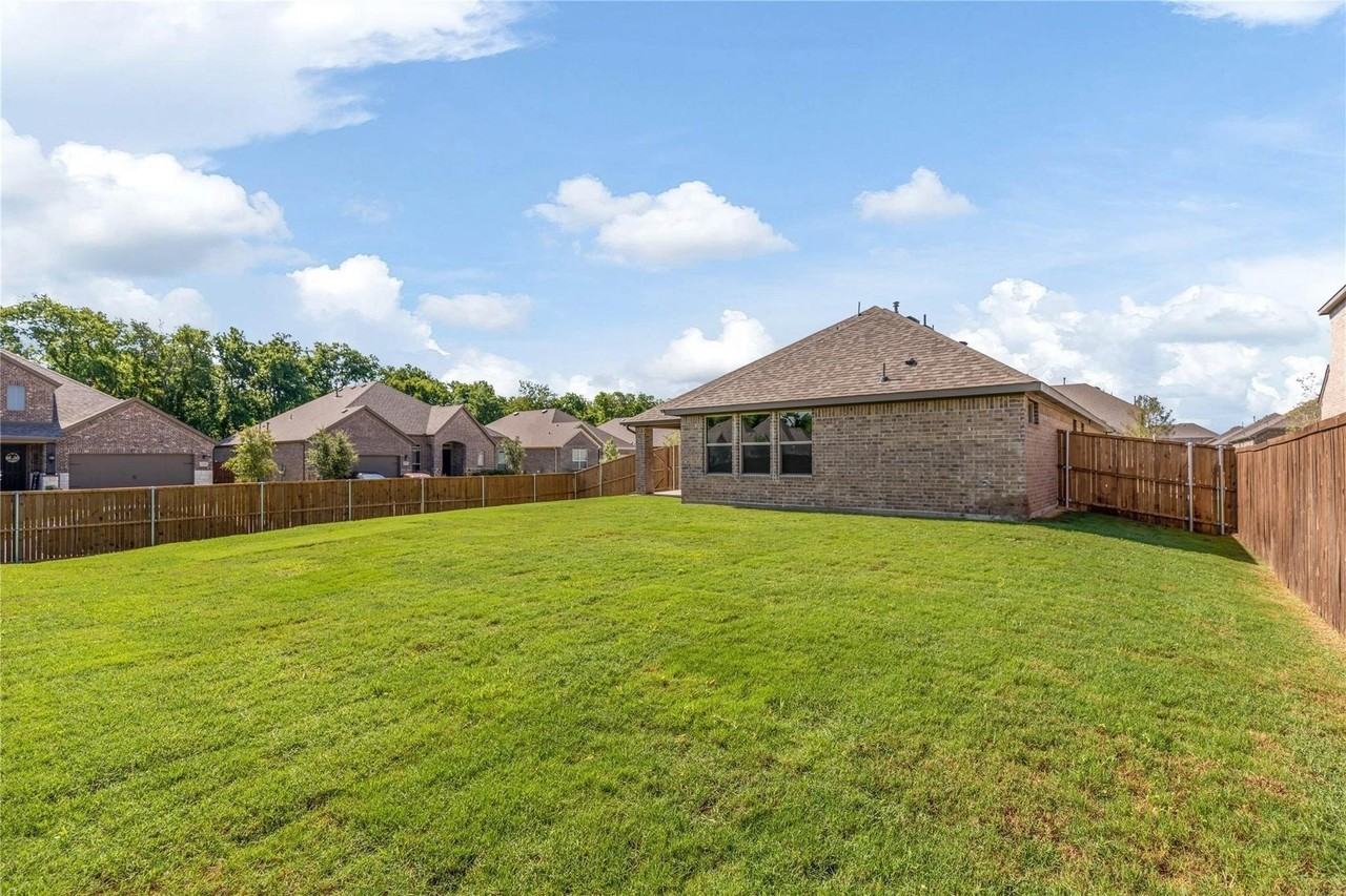 1253 Carinna Dr - Photo 6 of 32