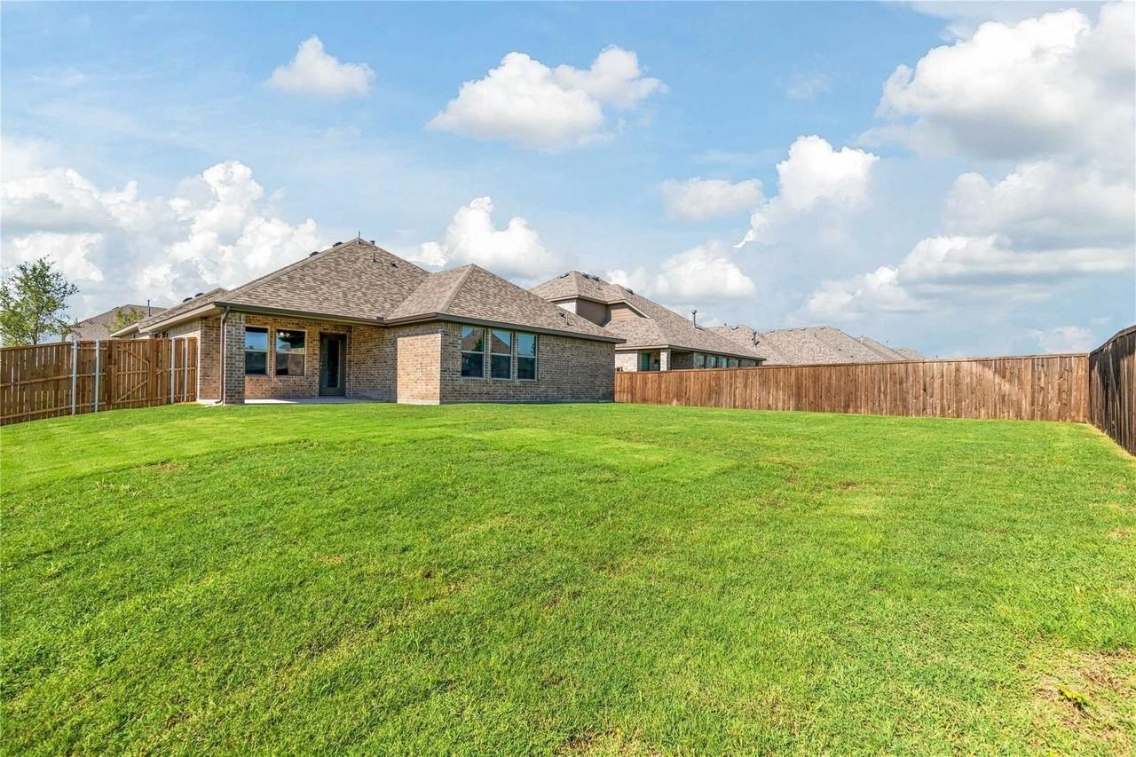 1253 Carinna Dr - Photo 7 of 32