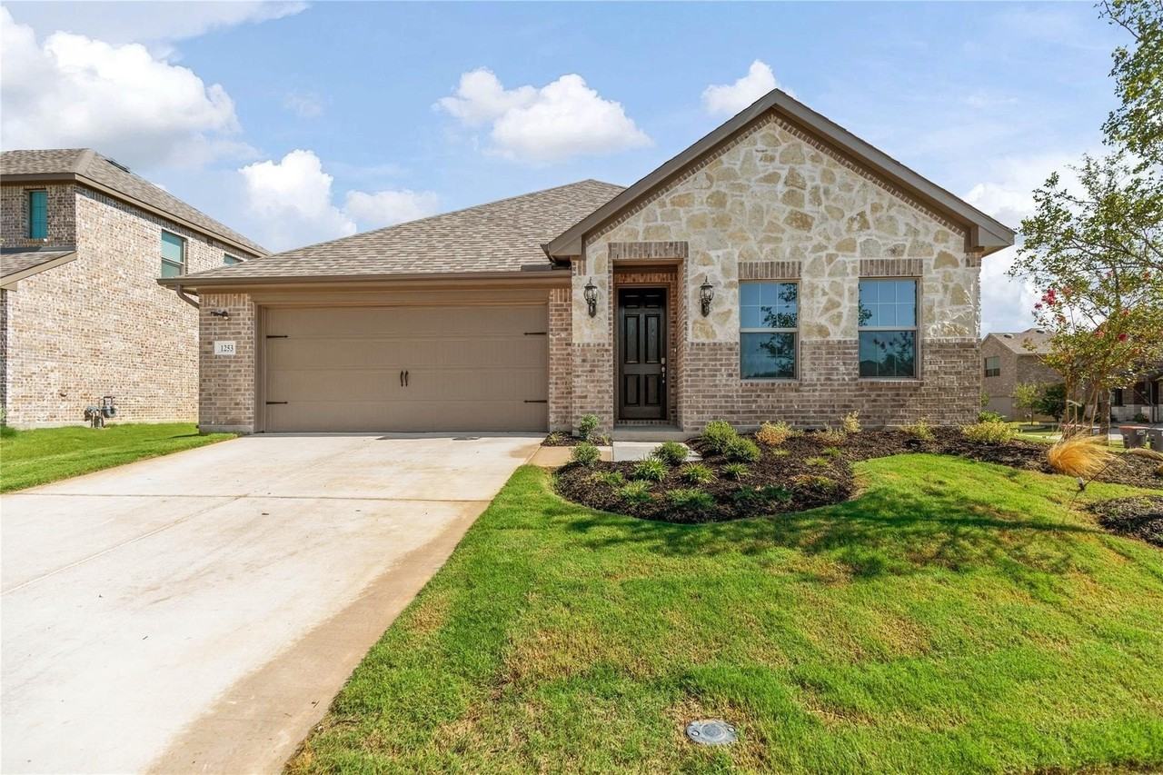 1253 Carinna Dr - Photo 3 of 32