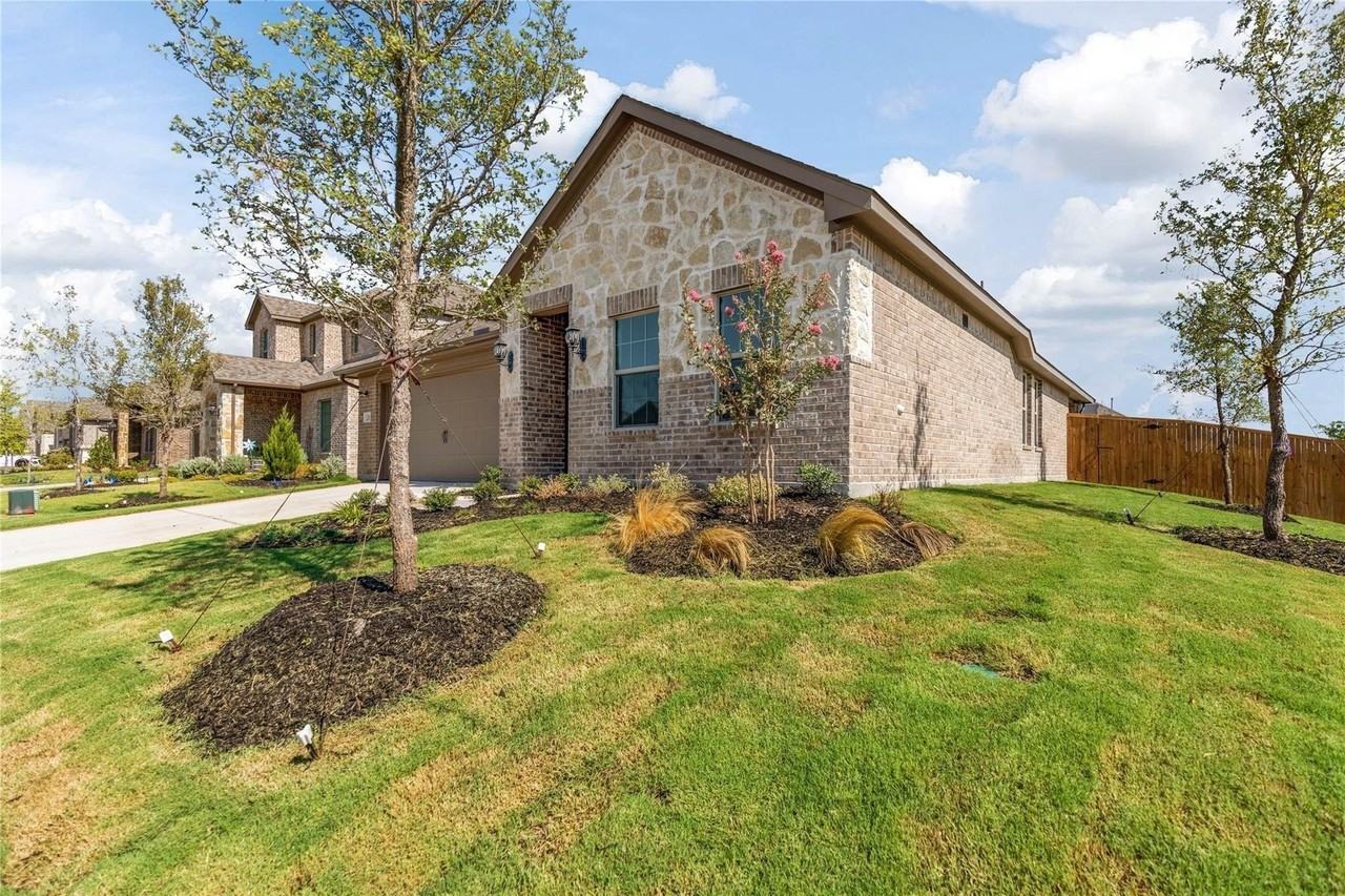 1253 Carinna Dr - Photo 2 of 32