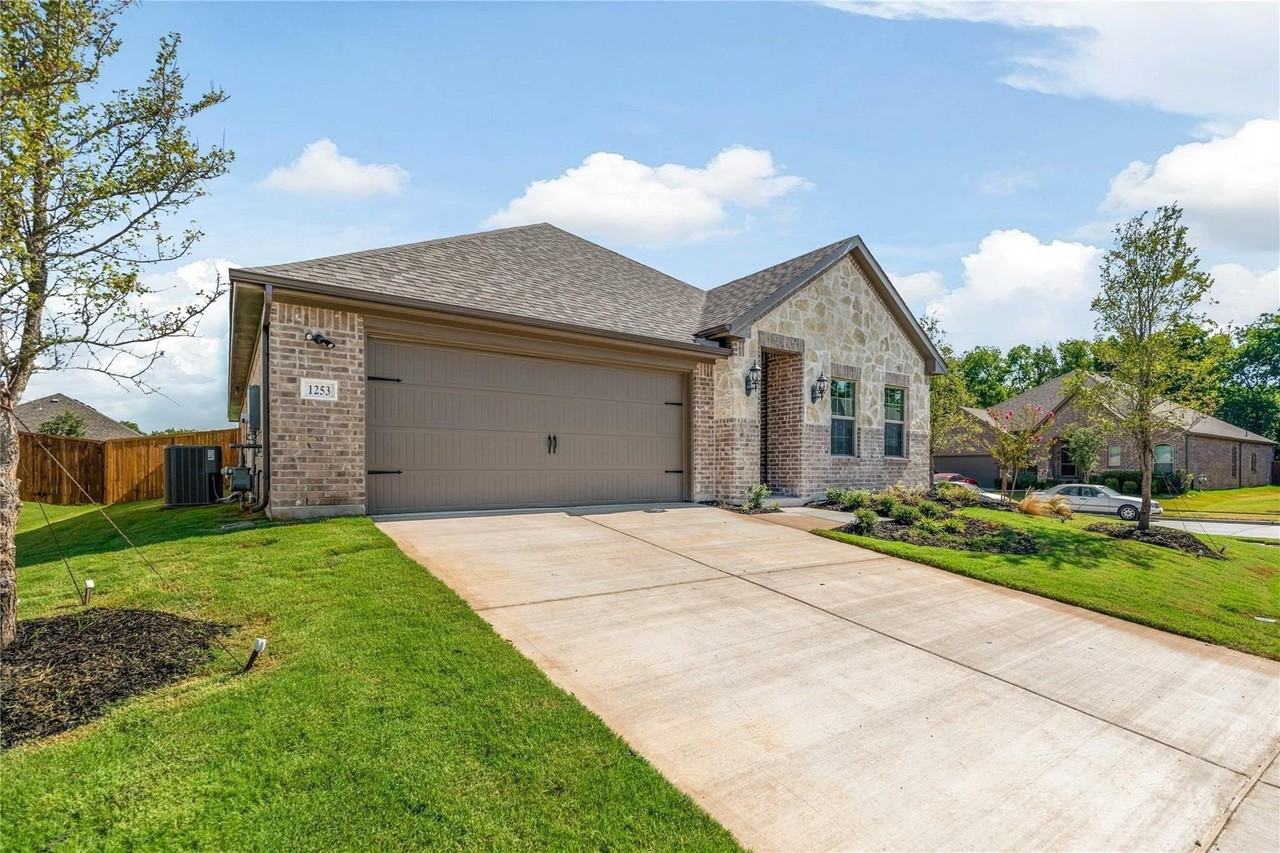 1253 Carinna Dr - Photo 4 of 32