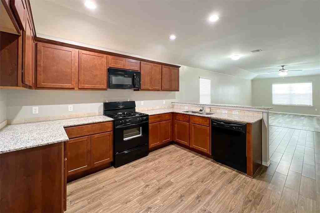 737 Christian Ln - Photo 5 of 29