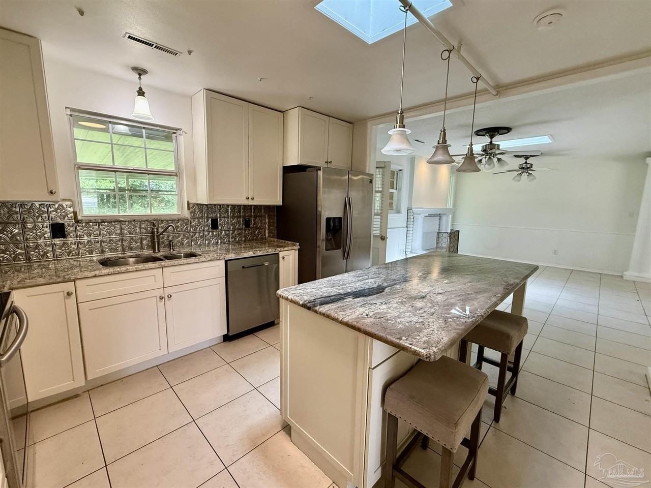204 Nandina Rd - Photo 4 of 16