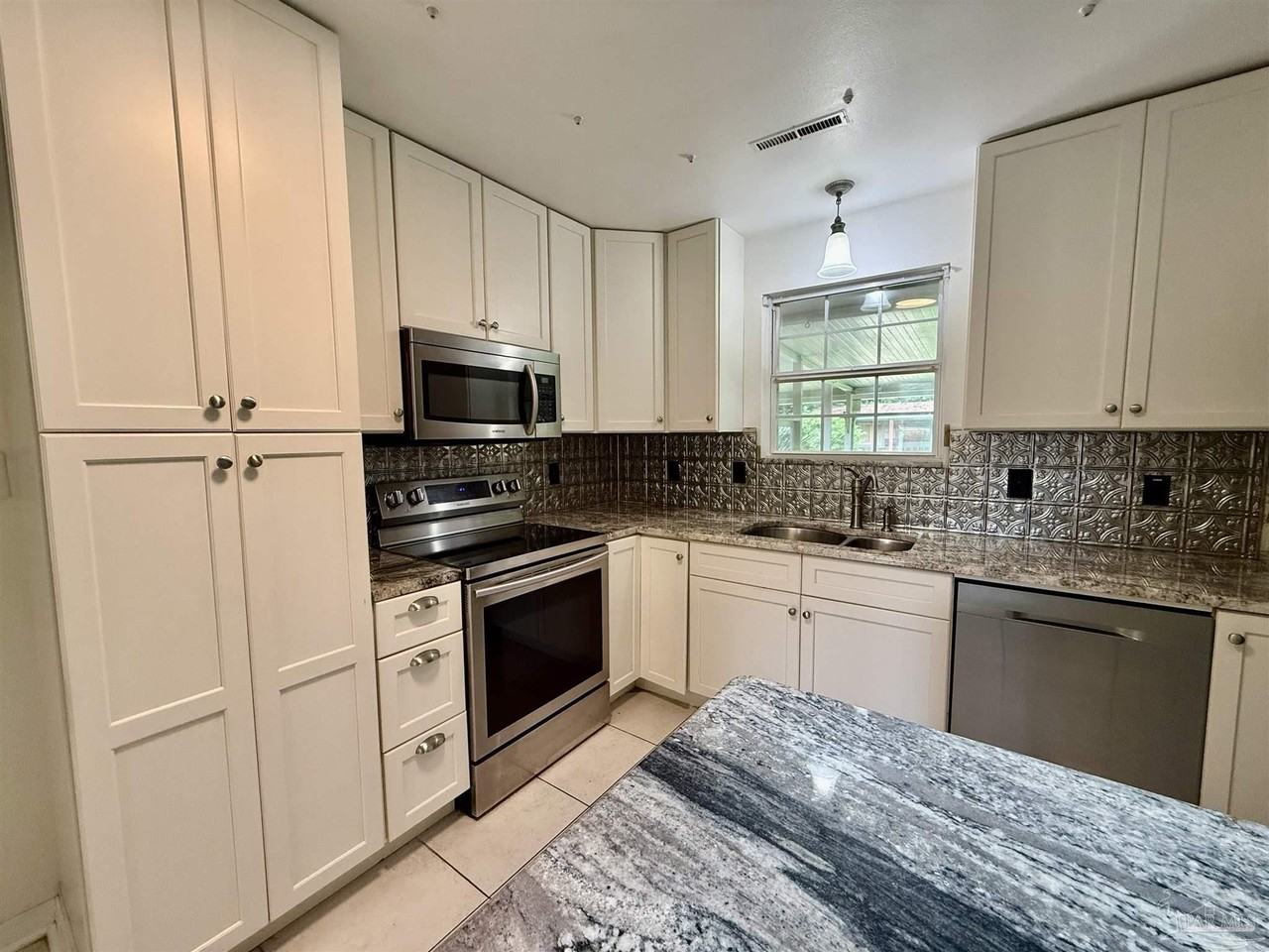 204 Nandina Rd - Photo 5 of 16