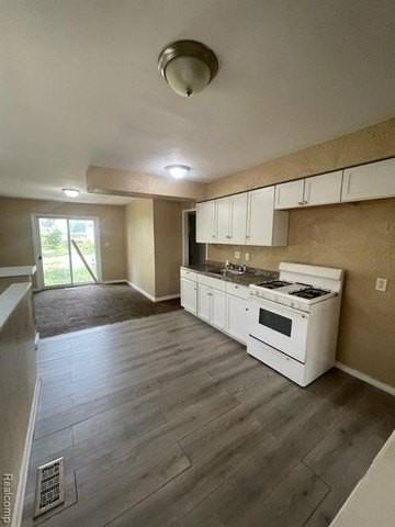 20442 Greenlawn St - Photo 3 of 4
