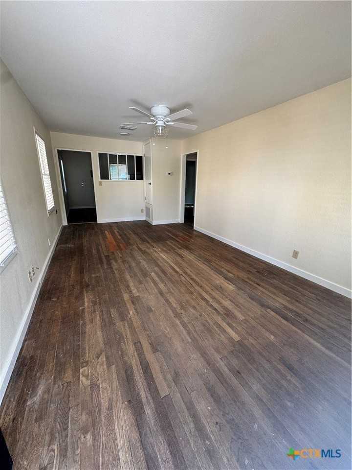 1312 E Mistletoe Ave - Photo 3 of 15