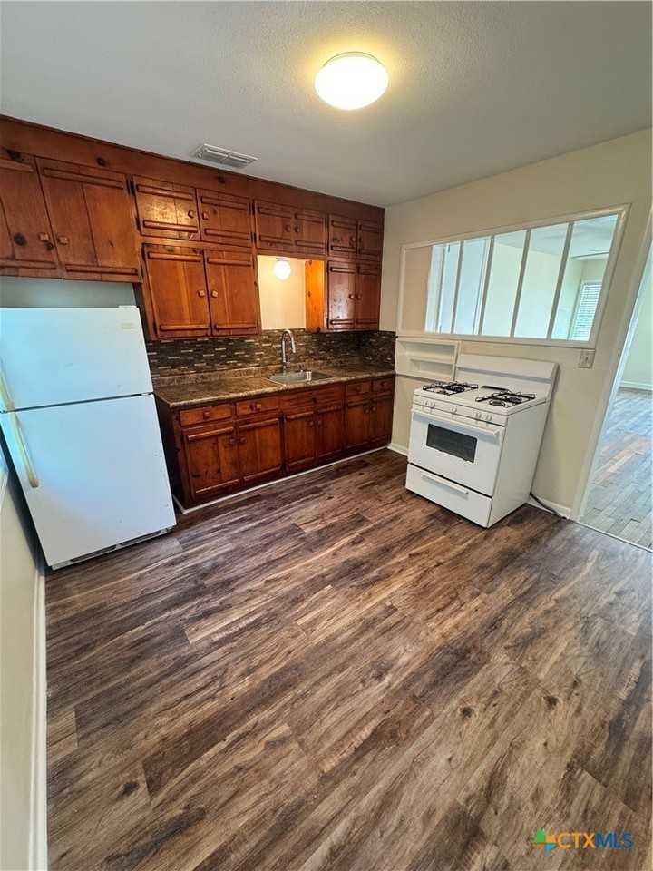 1312 E Mistletoe Ave - Photo 4 of 15