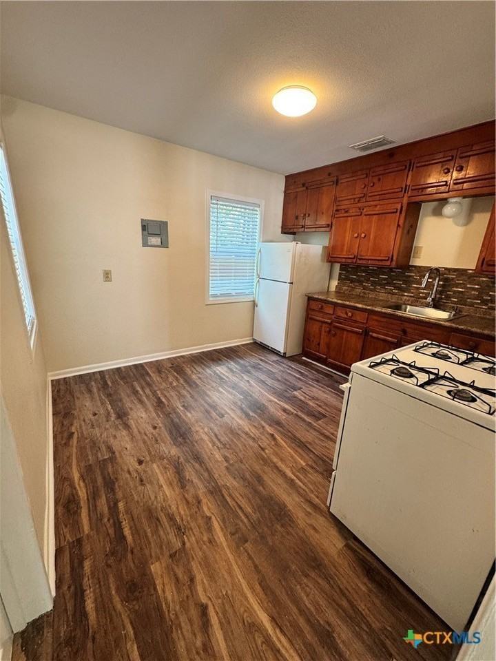 1312 E Mistletoe Ave - Photo 6 of 15