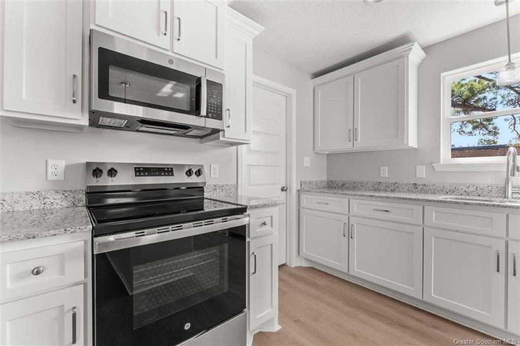 211 N Gladys St - Photo 2 of 9