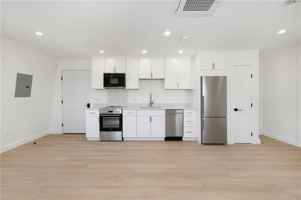 featured image of 6 Melrose St #6