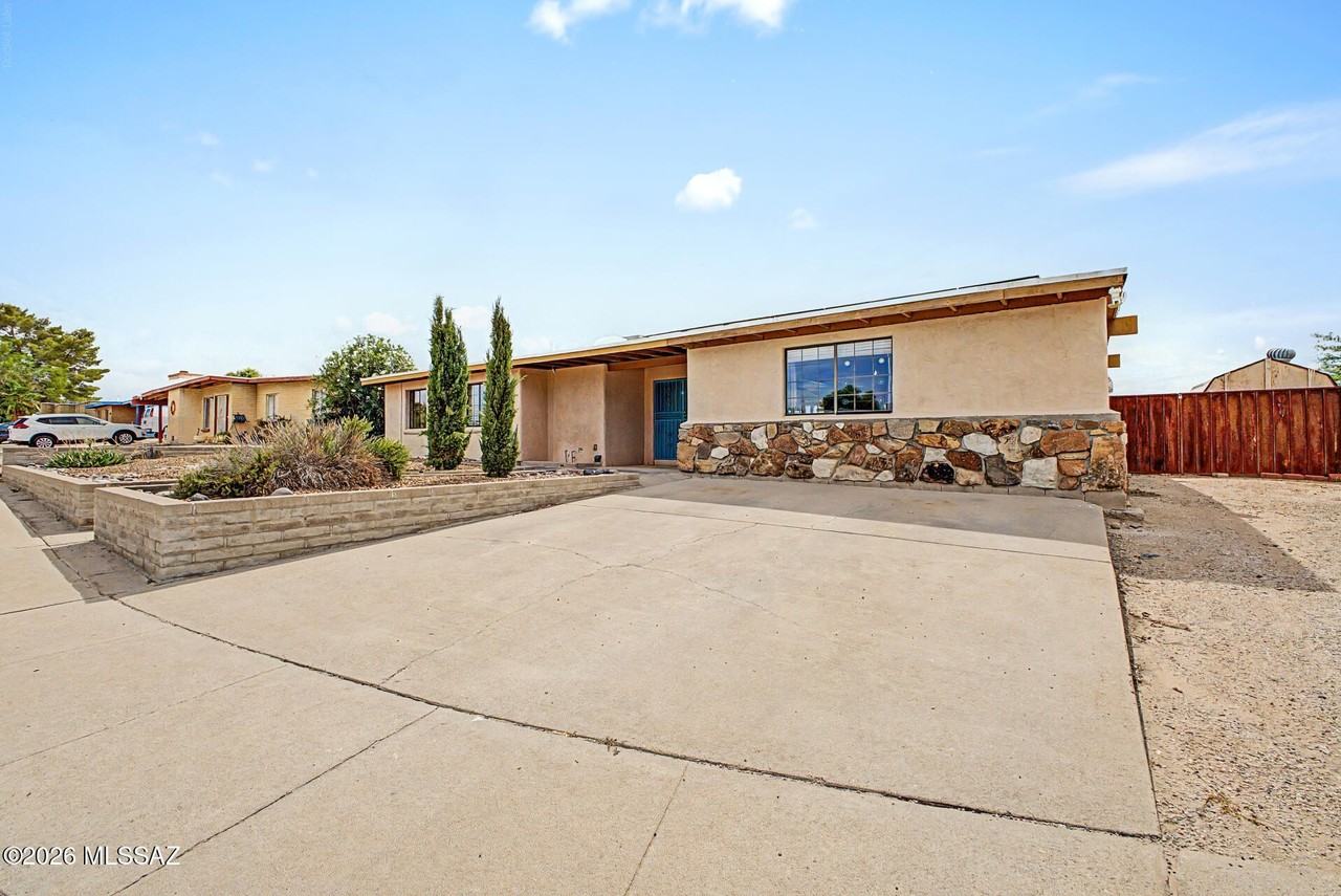 3010 S Calle Cordova - Photo 3 of 34