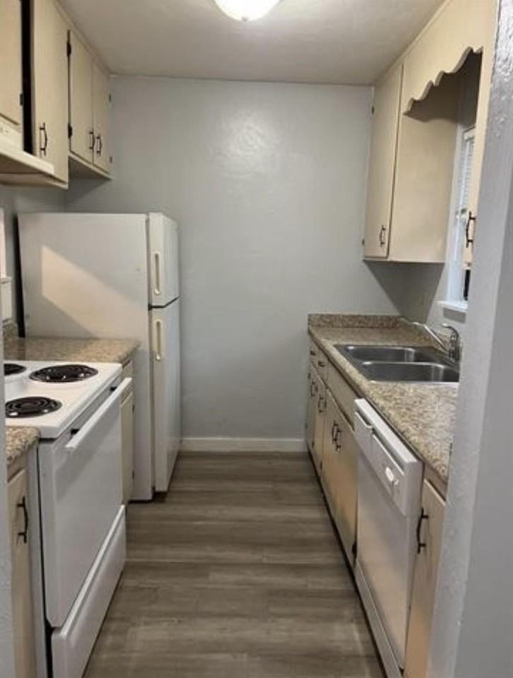 1826 Nekoma Ct - Photo 4 of 12