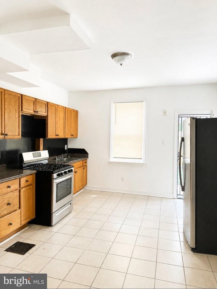 2217 W Fayette St - Photo 2 of 8