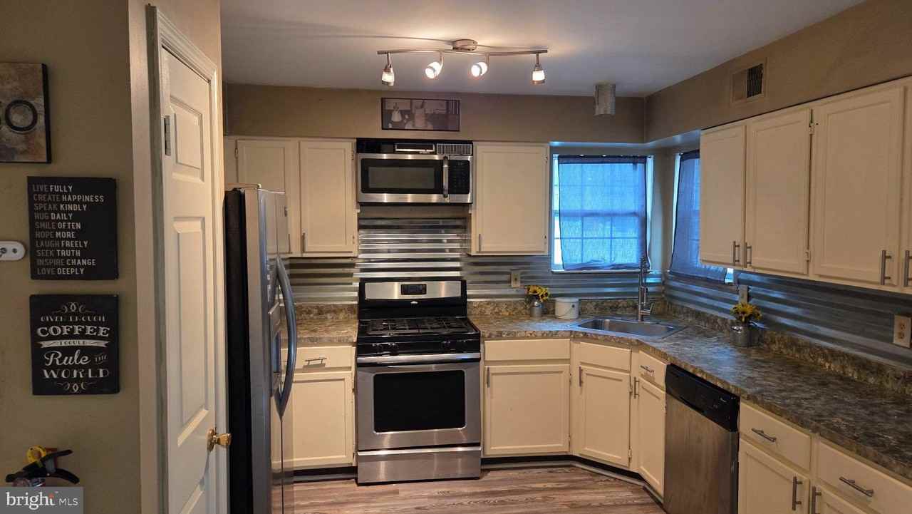10 Wesley Ln - Photo 2 of 20