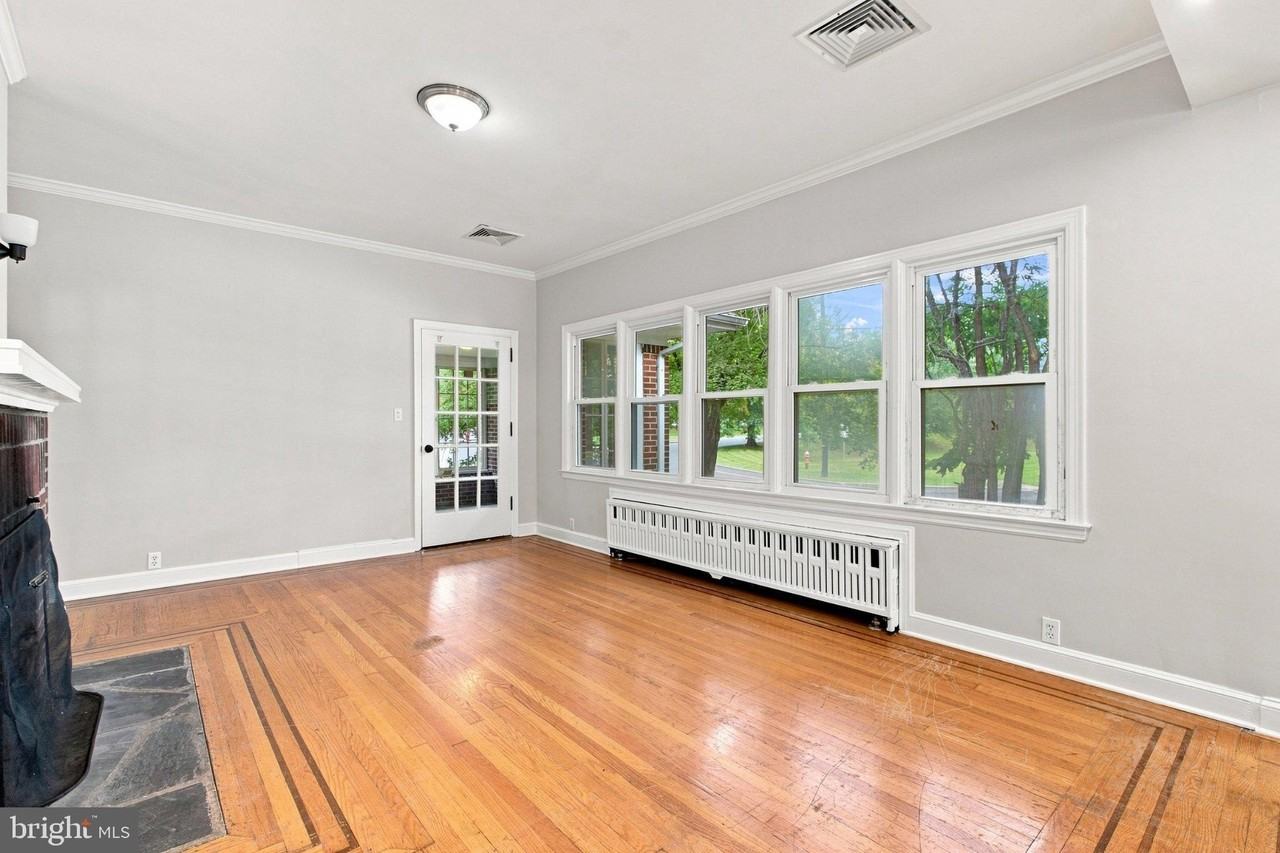 133 Warrenville Rd - Photo 4 of 32