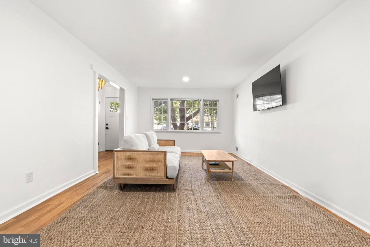 282 Clermont Ter - Photo 4 of 21