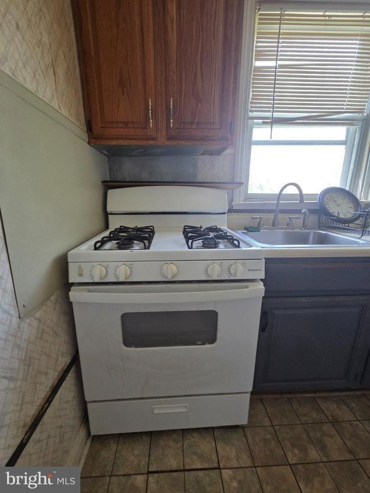 881 Windermere Ave - Photo 5 of 14