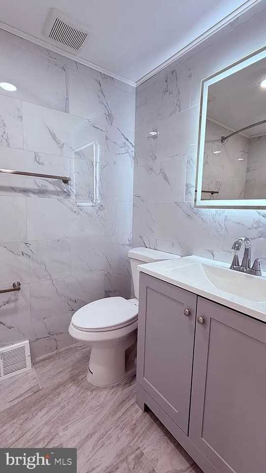 460 Parlin St - Photo 3 of 12