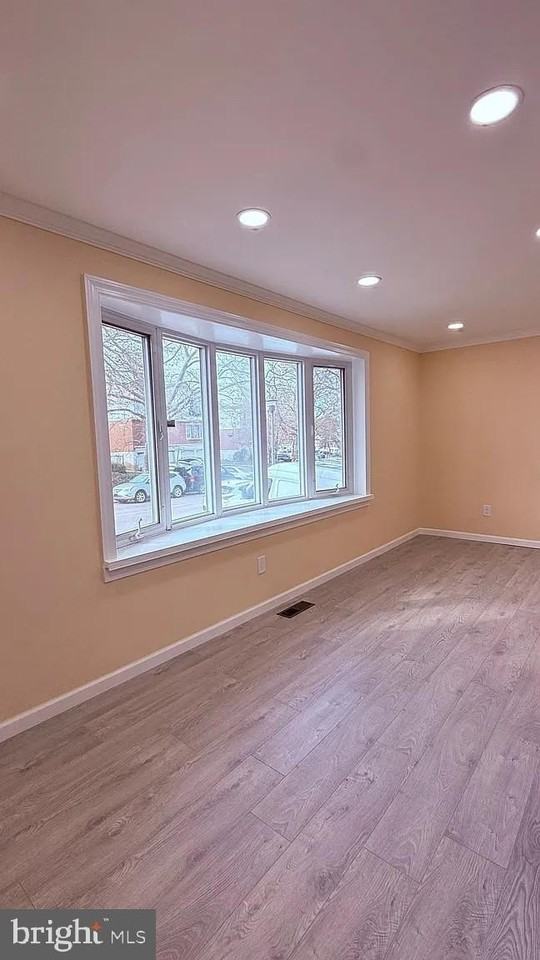 460 Parlin St - Photo 6 of 12