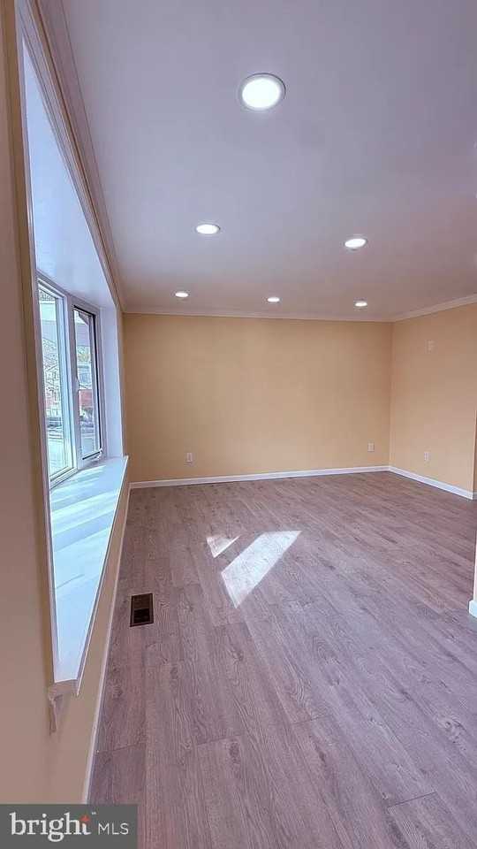 460 Parlin St - Photo 7 of 12