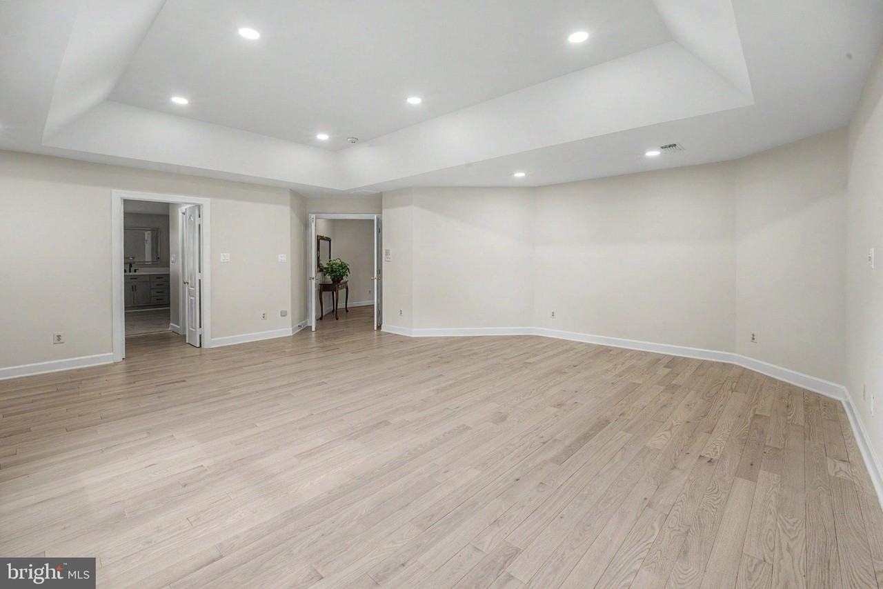 1492 Broadstone Pl - Photo 4 of 39