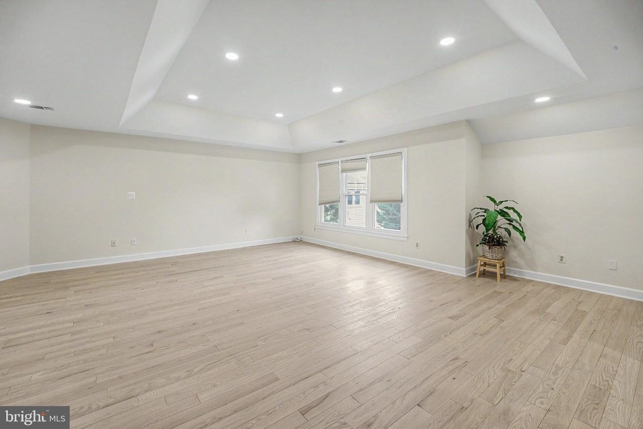 1492 Broadstone Pl - Photo 5 of 39