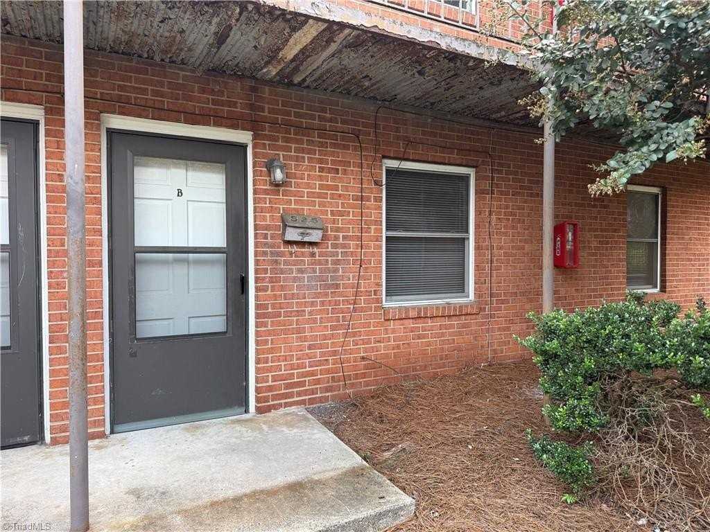 525 S Green St #B - Photo 2 of 12