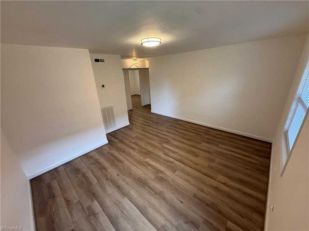 525 S Green St #B - Photo 3 of 12