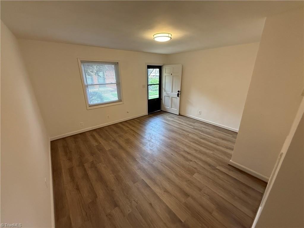 525 S Green St #B - Photo 4 of 12