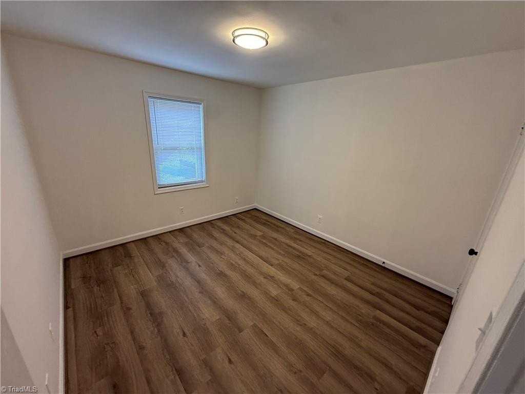 525 S Green St #B - Photo 7 of 12