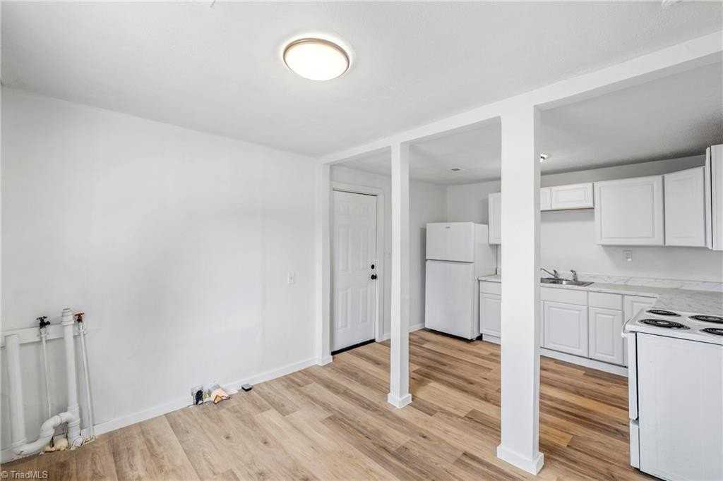 2110 Shore St - Photo 7 of 24