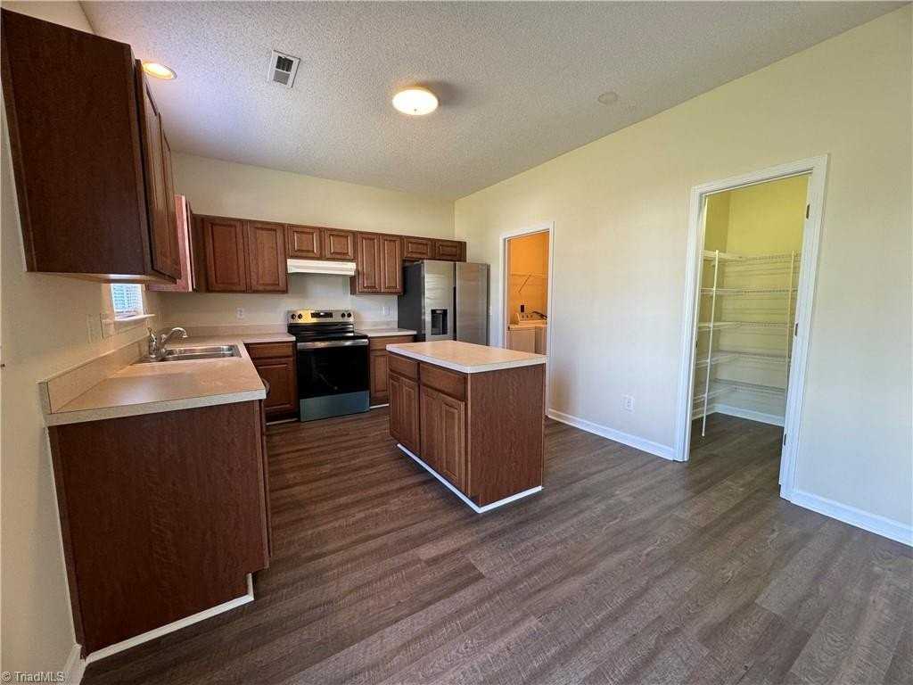 10 Glenrose Ct - Photo 4 of 25