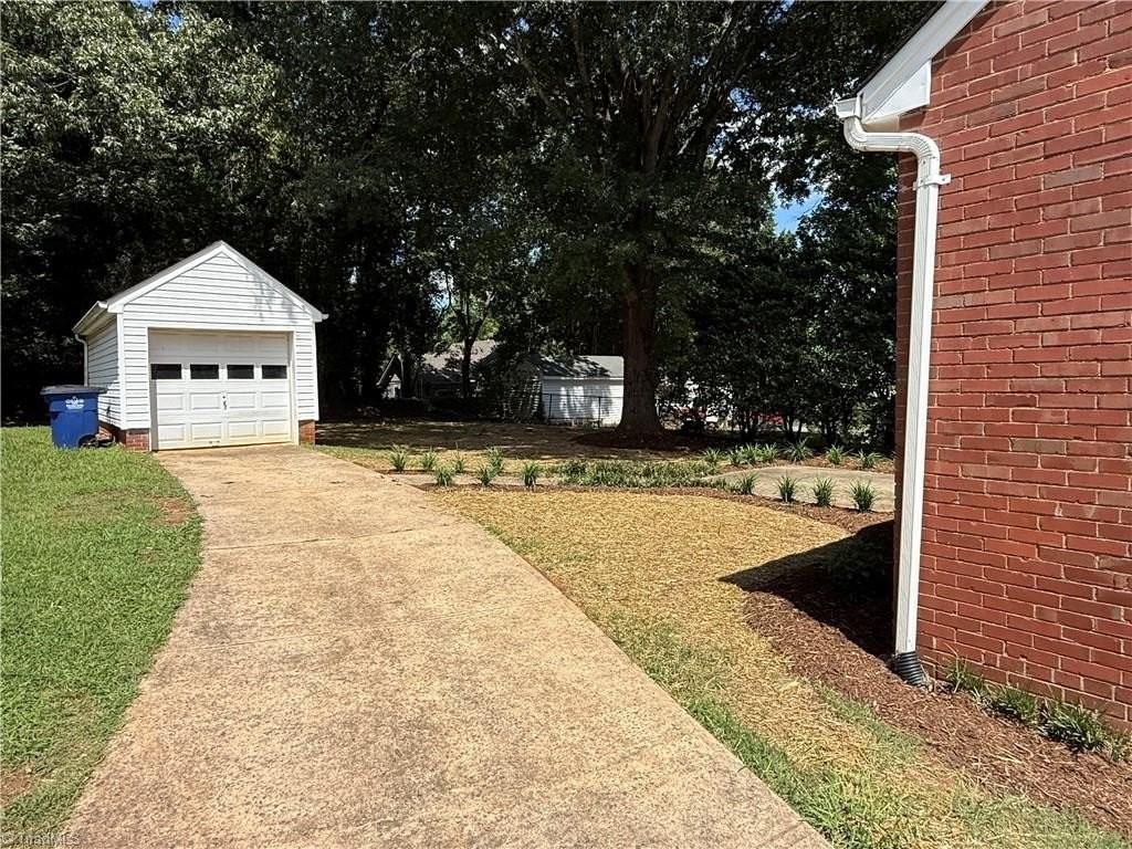 2179 Gaston St - Photo 2 of 17