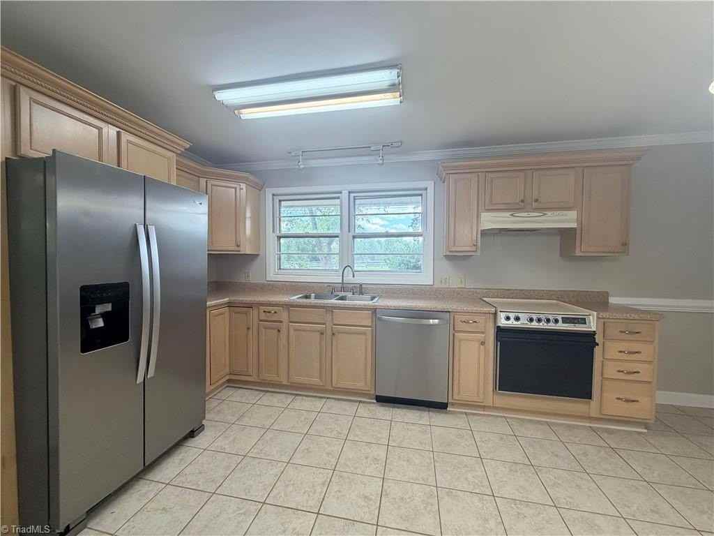 1908 Cardinal Crest Rd - Photo 6 of 32