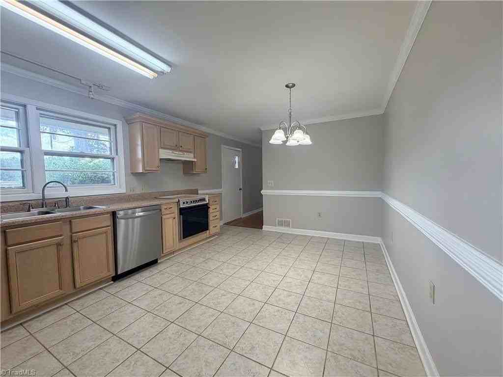 1908 Cardinal Crest Rd - Photo 7 of 32