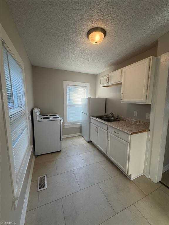 646 Gunn St - Photo 4 of 22