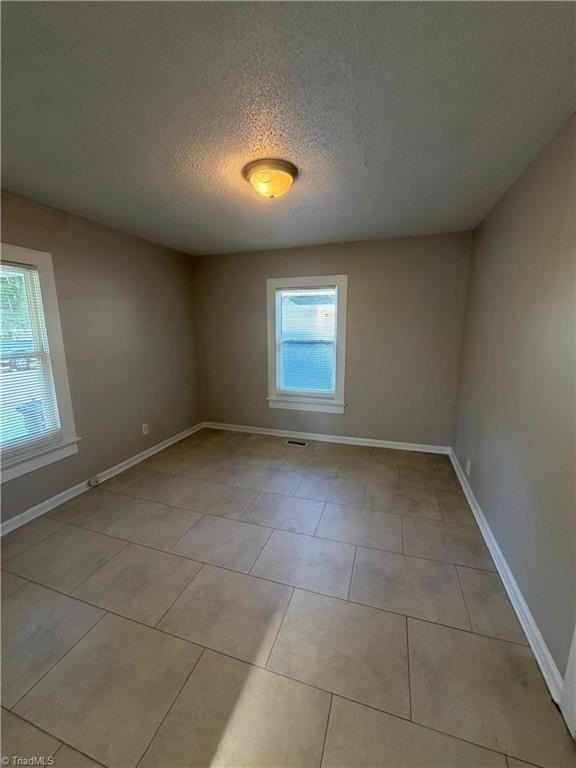 646 Gunn St - Photo 6 of 22